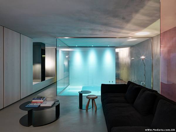 Дом с бассейном внутри в Милане