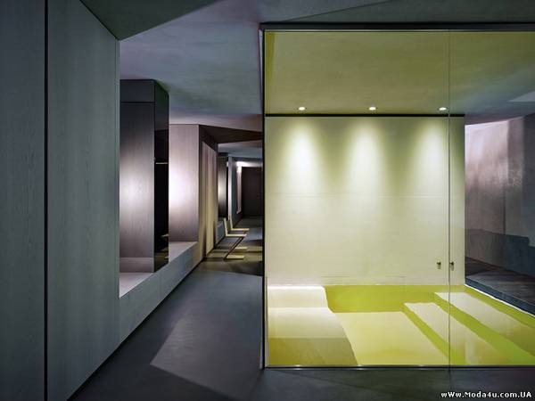 Дом с бассейном внутри в Милане
